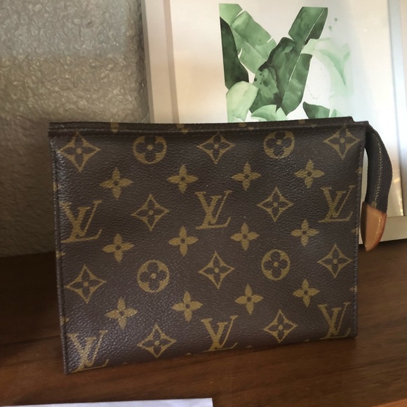 ❌ sold ❌ Authentic Louis Vuitton Toiltery 19 - Picture 2 of 7